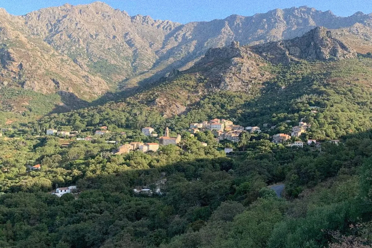 Le village de Felicetu au pied des montagnes de Balagne